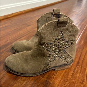Studded star ankle suede boots